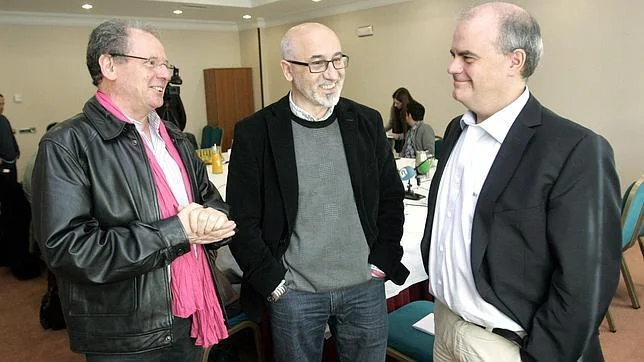 José Canedo (c), conversa con Carlos Martínez Gorriarán (d) y José Antonio de Lorenzo (i)