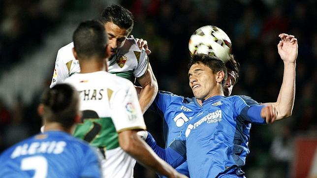 Un gol tardío de Hinestroza alivia la situación del Getafe y complica la vida al Elche