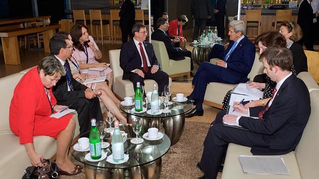 John Kerry y el canciller cubano protagonizan un encuentro histórico en Panamá