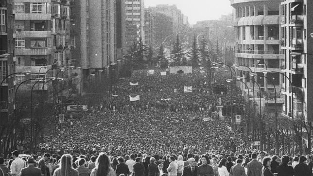 Imagen de la manifestación celebrada el 5 de marzo de 1983 en Madrid contra la despenalización del aborto