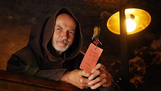 Un monje cuida de los vinos en el Castillo de Debled, Eslovenia