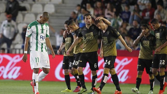 El Elche da un paso hacia la permanencia y hunde un poco más al Córdoba