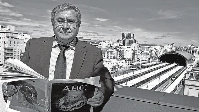 Daniel Matoses, con un ejemplar de ABC, en la azotea del sindicato