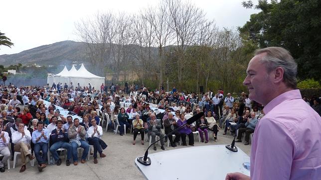 Fabra: «Nos jugamos que las familias salgan de la crisis y no caigan en otra»