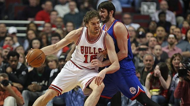 Pau Gasol mantiene a los Bulls en la lucha por la tercera plaza del Este