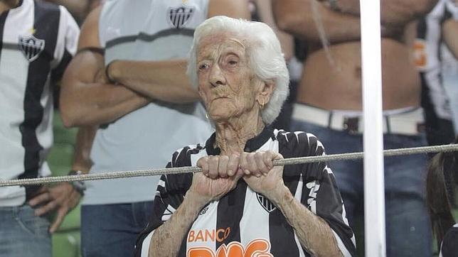 «Vovo do Galo», la abuela que emociona a la hinchada del Atlético Mineiro