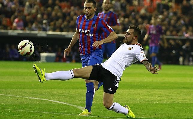 Alcácer, autor del primer gol del Valencia, remata ante Vyntra