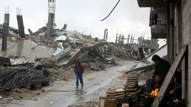 Aspecto este lunes de una calle de Gaza atacada por el Ejército israelí el pasado verano