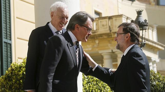 Mas saluda a Rajoy a su llegada a la cumbre UE-Mediterráneo de Barcelona