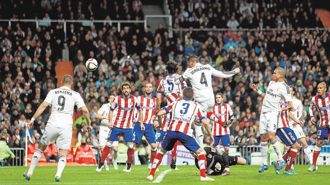 Ramos marca de cabeza ante la oposición de Tiago en el partido de Copa en el Bernabéu (2-2)