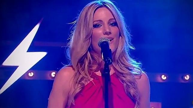 Edurne canta por primera vez «Amanecer» de madrugada y desafinando