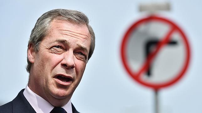 Un aristócrata polaco ofrece a Nigel Farage un duelo a espada por ofender a los inmigrantes