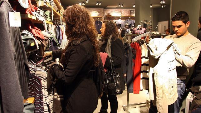 Vestido, calzado y gasolinas provocan un alza mensual de los precios en Córdoba