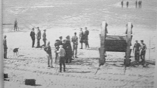 Pruebas previas del Panjandrum (la ruda explosiva) en una playa bajo mando británico