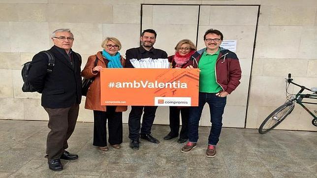 Los partidos hacen guardia toda la noche para registrar sus listas electorales