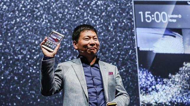 Richard Yu, CEO de la división de consumo de Huawei, muestra el P8Max