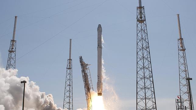 El cohete de SpaceX realiza un aterrizaje forzoso en una plataforma en el océano