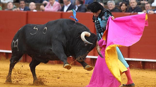 Directo: Joselito Adame corta la primera oreja de la Feria de Abril