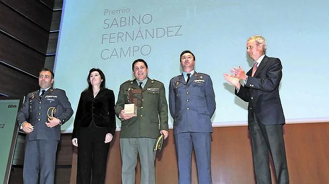 El ministro de Defensa, Pedro Morenés, con los premiados