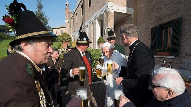 Benedicto XVI brinda con cerveza en su 88 cumpleaños