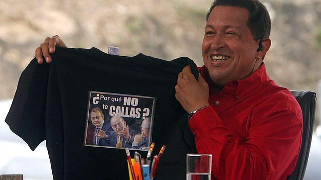 Chávez muestra una camiseta con la fotografía del incidente con el Rey Don Juan Carlos