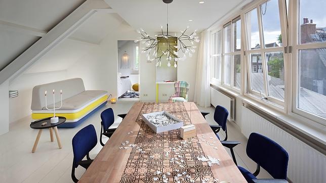 Espacio para pasar la noche en esta tienda-cafetería-habitación de Amsterdam