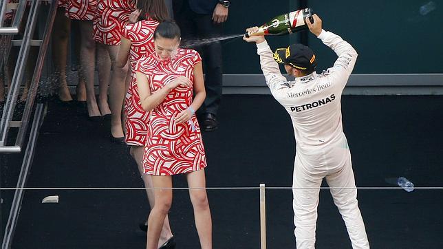 Lewis Hamilton riega la cara de una de las azafatas del Gran Premio de China