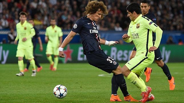 La afición de Luis Suárez a tirarle caños a David Luiz