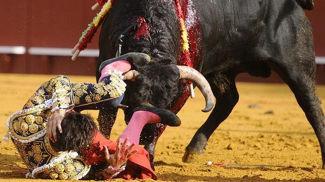Antonio Nazaré sufrió una dura voltereta con el primer toro de la tarde