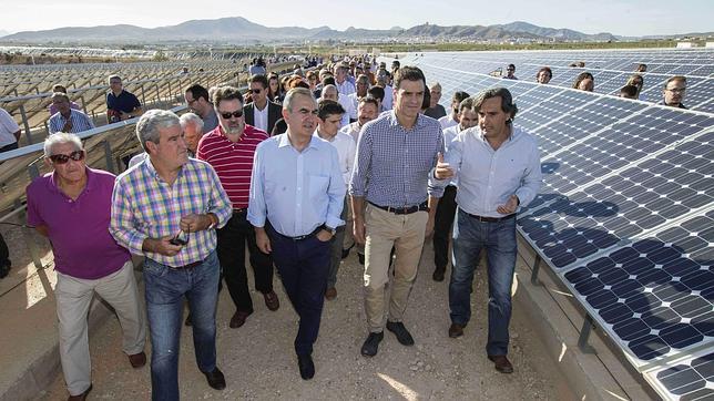 La apuesta del PSOE por las renovables encarecerá la luz un 50%, según Industria