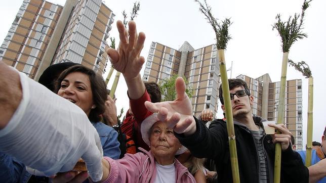 Miles de alicantinos participan en una romería a la Santa Faz multitudinaria