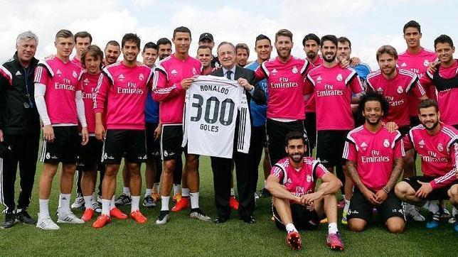 Florentino homenajea a Cristiano por sus 300 goles