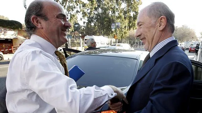 El ministro de Economía y Competitividad, Luis de Guindos (i), saluda a Rodrigo Rato en 2012