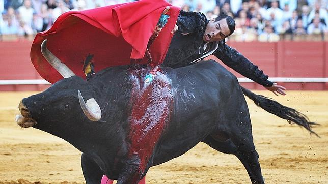 Manzanares se impone a dos mansos en la Feria de Abril