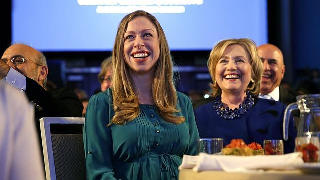 Chelsea con su madre, escuchando un discurso de Barack Obama