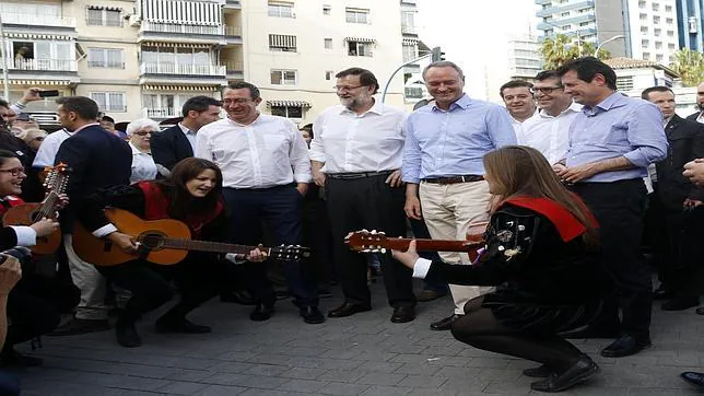 Rajoy se da un baño de masas en Benidorm