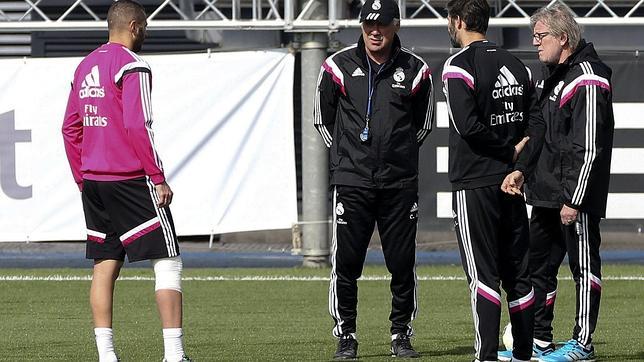 Benzema, con su vendaje, dialoga con Ancelotti y sus ayudantes