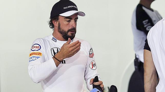 Alonso terminó afectado por la arena en los ojos