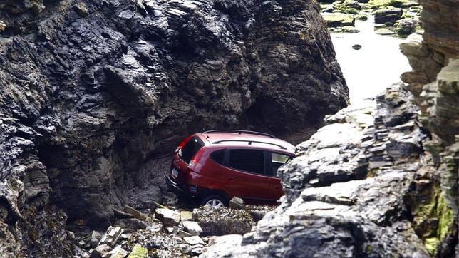 Cuatro jóvenes, rescatados tras caer al mar con su coche de madrugada en Lugo