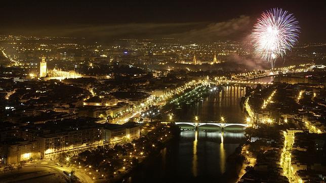 Fotografía tomada desde la Torre Pelli de los fuegos artificiales que clausuraron la Feria de Abril de Sevilla en 2013