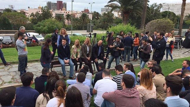 El ministro José Manuel Soria, Australia Navarro, Mercedes Roldós y Juan José Cardona, este domingo con las Nuevas Generaciones del PP de Gran Canaria