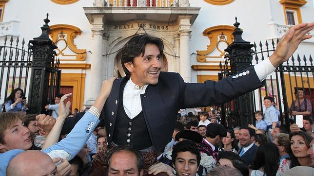 Ventura es aclamado en su salida por la Puerta del Príncipe