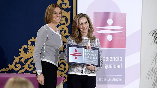 Cospedal pide a las empresas que velen por la igualdad entre hombres y mujeres