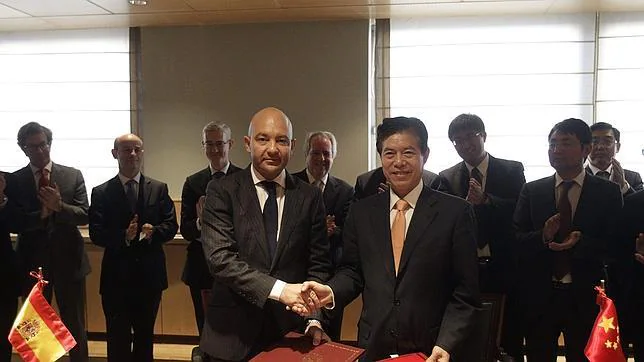 El secretario de Estado de Comercio, Jaime García-Legaz  y el viceministro chino de Comercio Zhong Shan durante la firma del acuerdo