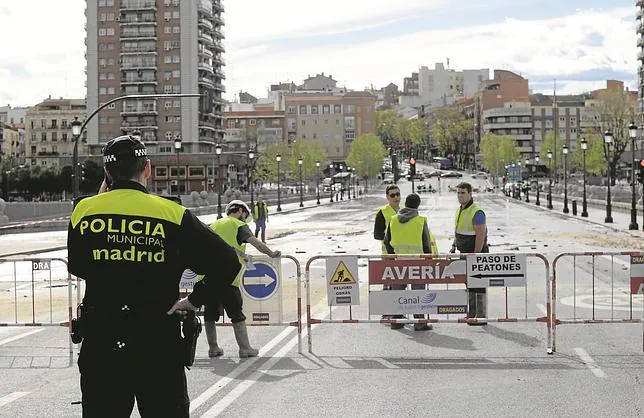 La Policía y los operarios del Canal de Isabel II cortan la circulación en el Puente de Segovia