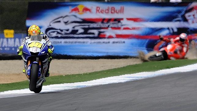 Rossi adelanta en el sacacorchos a Stoner, que terminó en el suelo