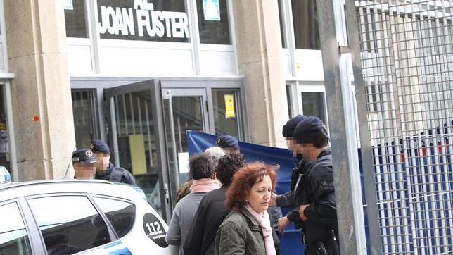 Familiares de alumnos entran y salen del Instituto Joan Fuster de Barcelona, donde falleció un profesor a manos de un alumno