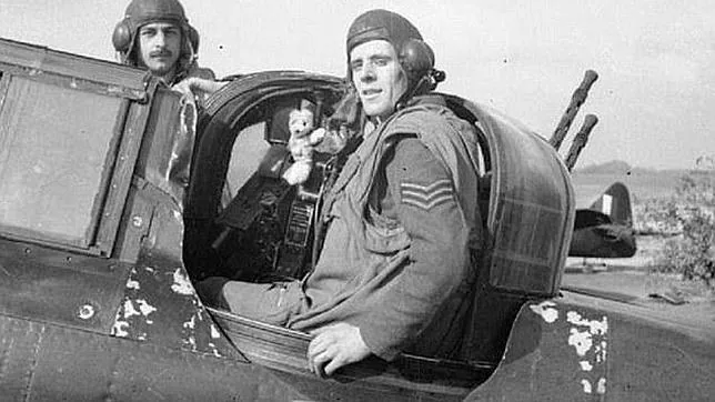 El heroico piloto que combatió contra los nazis junto a su osito de peluche