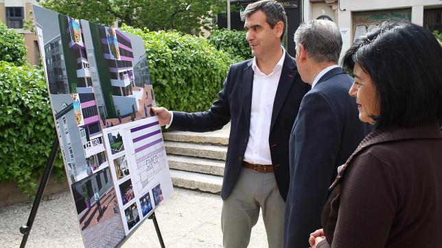 Roman promete reformar la Plaza del Concejo y recuperar el edificio Cívico