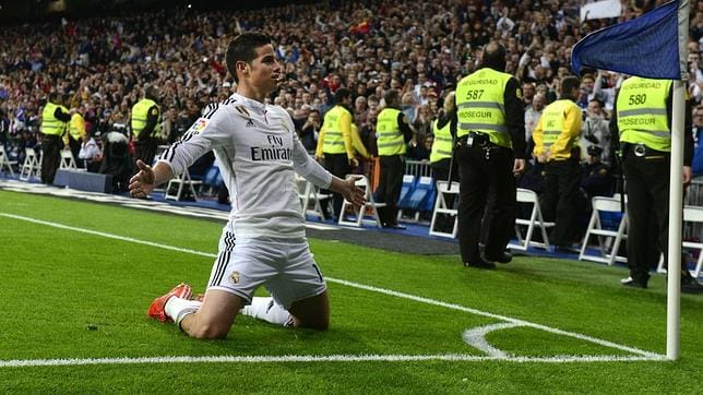 James celebra un gol ante la afición en el Bernabéu